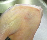 果香脆皮鸭,滚烫的开水浇在鸭腿上，使鸭腿皮成卷曲收缩状