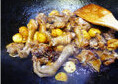 香菇栗子炖鸡,加入栗子、姜片、葱，翻炒均匀，加老抽、蚝油、糖翻炒均匀