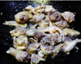 香菇栗子炖鸡,鸡块放入油锅中炒至干锅，加入料酒炒至出油，微金黄；
