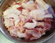 香菇栗子炖鸡,鸡剁块，清水浸泡至血水变浅后控干水分