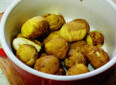 香菇栗子炖鸡,生栗子去壳用热水浸泡后，去膜备用