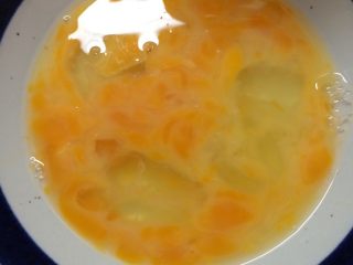 親子丼,如图将鸡蛋黄打碎 放入少量盐 然后与蛋清轻轻搅拌两下放一旁备用