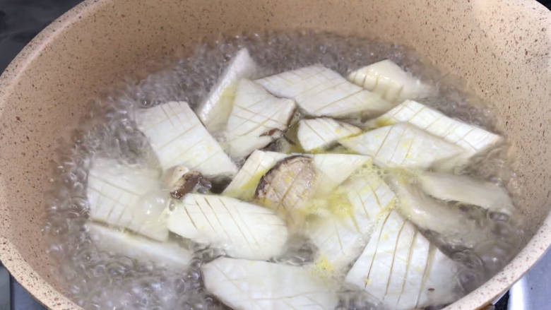 麻辣干锅杏鲍菇,放入杏鲍菇，拌匀煮沸至变软，捞出备用