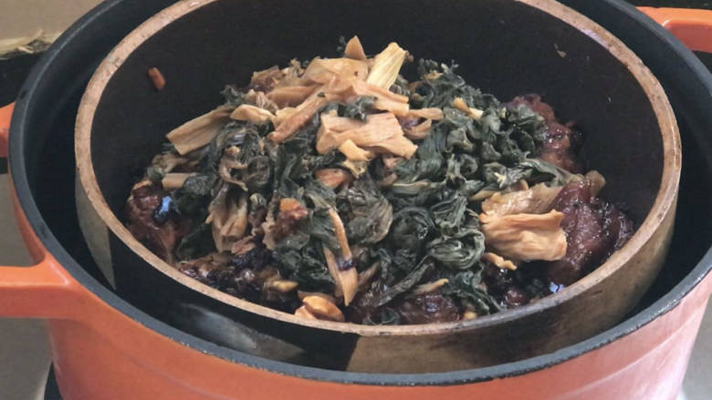 蒜蓉豆豉蒸排骨,起锅注入多点清水，放入装好排骨的砂钵
