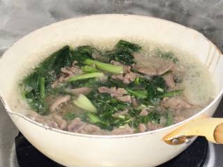 青菜猪肝汤,加入味精和葱花，拌匀