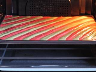 圣诞树蛋糕,烤箱提前上下火170度预热，放进中层烤15分钟左右。