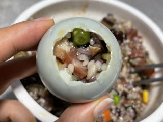 五彩糯米蛋,接着往蛋壳里灌入食材，差不多和口子齐平。