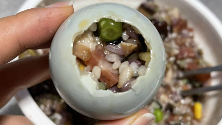 五彩糯米蛋,接着往蛋壳里灌入食材，差不多和口子齐平。