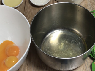斓香斑马纹蛋糕,鸡蛋将蛋清和蛋黄分别打入两个干净的容器中