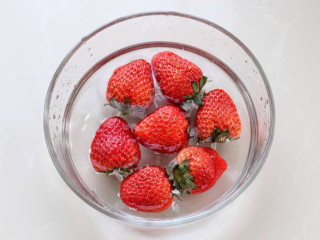 草莓雪媚娘,草莓用淡盐水浸泡十分钟清洗干净，去蒂后擦干表面水分备用。