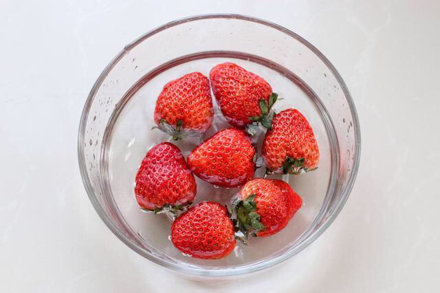 草莓雪媚娘,<a style='color:red;display:inline-block;' href='/shicai/ 592'>草莓</a>用淡盐水浸泡十分钟清洗干净，去蒂后擦干表面水分备用。