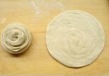 螺旋烧饼 ,把剂子的尾端压在底部，擀成薄些的圆饼。