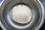 晋南油酥饼,将酵母和盐放入面粉中，加水搅拌成面团，饧30分钟