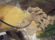 花生饼,加入鸡蛋液、清水、生粉、苏打粉充分拌均匀；