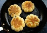 云南破酥包,压扁的小圆饼放入油锅中，用小火煎成金黄色即是豆沙油酥饼