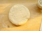 云南破酥包,将发酵好面团取出，放一点点食用碱面，要揉匀