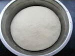 云南破酥包,面粉加入酵母和盐混匀，加入水揉成光滑的面团。发酵两倍大