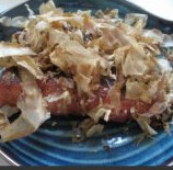 美味茄子卷 ,盖上锅盖焖至茄子软糯即可，盛盘，表面撒些木鱼花装饰