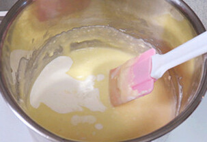 蓝莓乳酪蛋糕,分次倒入蛋液，混合均匀，加入淡奶油混合均匀