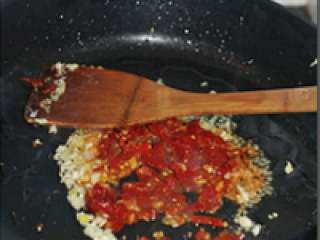 鱼香肉丝,用锅里剩于的油放进姜蒜炒出香味，放入剁椒一起炒。