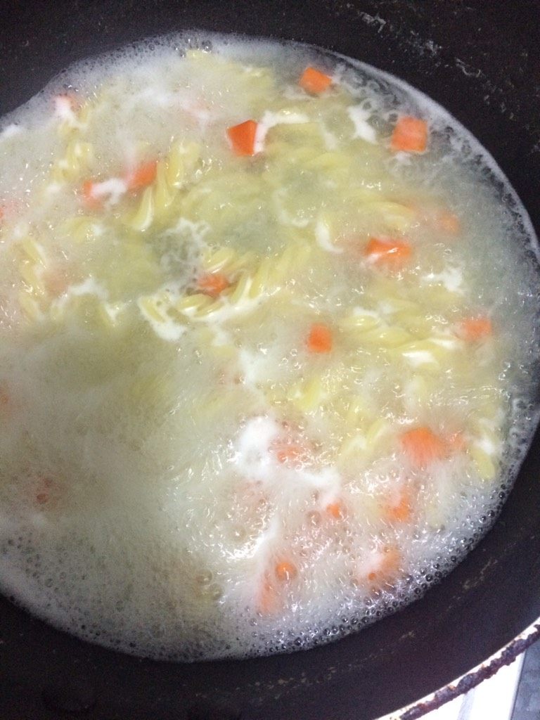 虾仁螺旋意面,意面快熟的时候胡萝卜加进去煮一两分钟