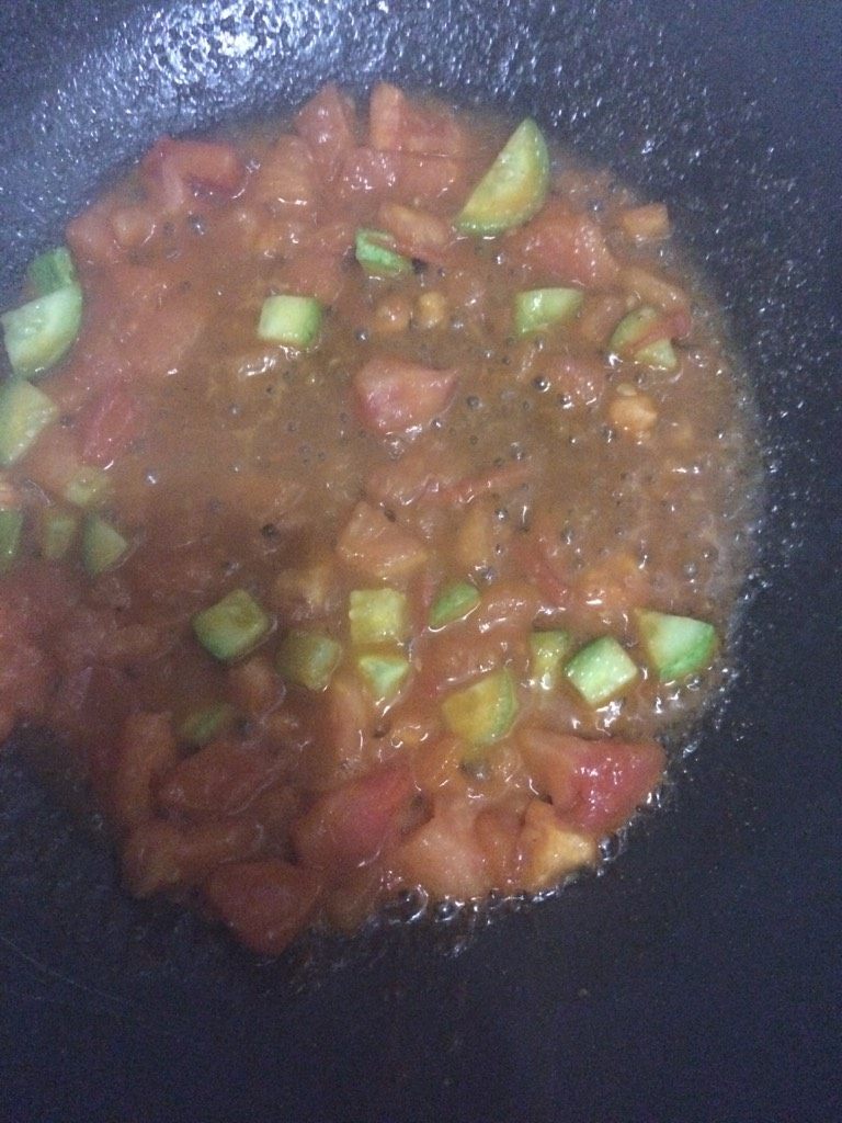 虾仁螺旋意面,另起油锅炒黄瓜和西红柿丁，炒一会加点水也可以加点番茄酱 不喜欢酸就不加了，