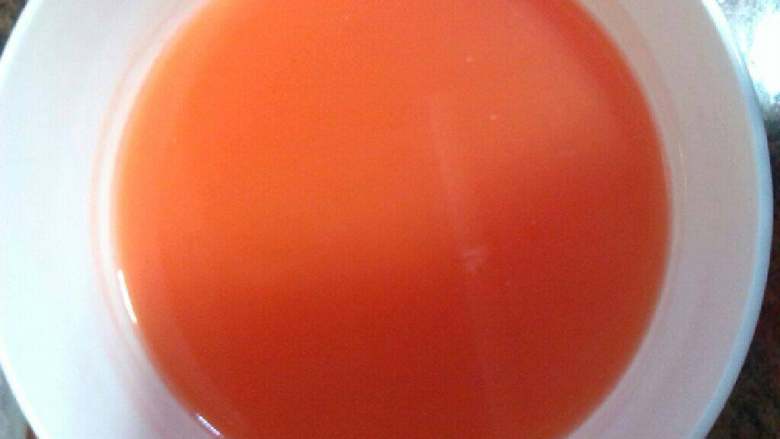 双色饺子,胡萝卜切粒加一碗水用果汁机打汁，过滤出胡萝卜汁，剩下的渣别扔掉，留一半等下拌在<a style='color:red;display:inline-block;' href='/shicai/ 2668'>笋</a>陷里。