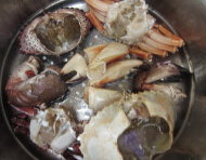 葱姜炒蟹一品锅,螃蟹清洗干净，螃蟹身子对剖两半，上笼蒸到8成熟