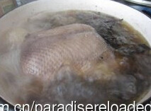 透味十三香红茶盐水鸭,捞起鸭子。腌鸭子的水放入大锅烧开，放入鸭子，正反面煮15分钟