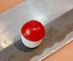 鹌鹑蛋小蘑菇,铺在盘子上，小番茄切开，将鹌鹑蛋上面挤一点<a style='color:red;display:inline-block;' href='/shicai/ 699'>番茄酱</a>，放上小番茄