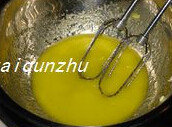 杏仁全麦小西饼,用打蛋器将黄油打发，再加入橄榄油，继续搅打均匀