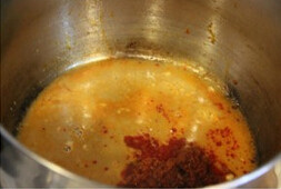 泰式冬阴功汤,接着放入泰式冬阴功酱料200g左右煸炒出香味。