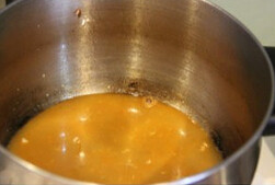 泰式冬阴功汤,先把虾头放入热油中，煸炒，待虾头变红后，放入少许水