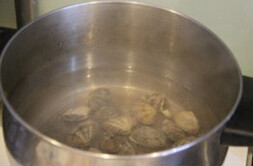 泰式冬阴功汤,把花蛤放入煮沸的水中20秒左右，使其先把沙粒和脏东西吐清捞出