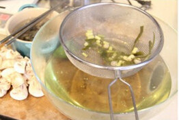 泰式冬阴功汤,将香茅和柠檬叶放入凉水中，将其煮沸，待汤水晾凉后，将香茅和柠檬叶捞出