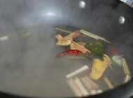 冬阴功火锅(火锅锅底),锅中放入自己熬好的骨汤和清水，放入香茅干、良姜干、干辣椒、干柠檬叶、青柠一起煮开