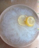 凉拌七彩丝,粉丝过冷水后，放入准备好的柠檬冰水中净泡