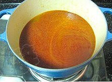 凉拌七彩丝。,锅中倒油，放入红咖喱酱，用小火炒出香味后，倒入开水大火烧开