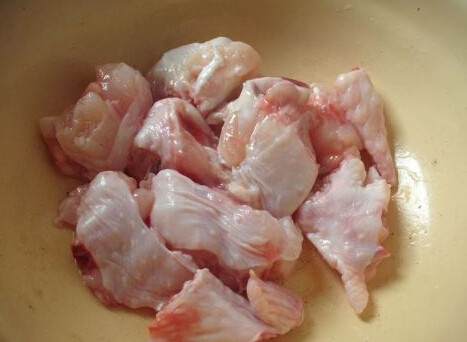 凉拌七彩丝。,鸡腿肉切成大块儿，红番茄切成四瓣、杏鲍菇切成同鸡肉大小的块儿备用。