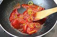泰式酸辣鱿鱼,锅中放一勺油，油热后，将事先切好的辣椒和番茄倒入翻炒