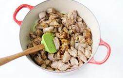 日式咖喱牛肉,锅底加入少许橄榄油炒像洋葱后，加入牛肉继续翻炒1分钟左右