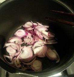 猪扒丼,碗汁放入平底锅中，放入切丝的洋葱，煮到洋葱变色变软