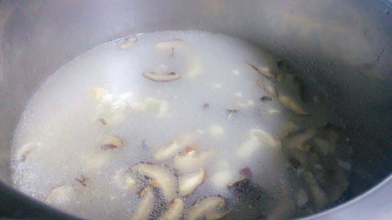 香菇鸡丝粥,米淘洗干净倒入锅中，加入半锅水，再倒入刚熬好的鸡腿骨汤，下入香菇丝和少许姜丝（可提鲜）。盖上锅盖大火煮开后转小火煮二三十分钟，中途要搅动以免米粒粘锅。