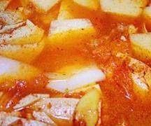 韩式泡菜海鲜锅,倒入高汤和焯花甲的水炖煮