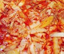 韩式泡菜海鲜锅,油锅加入生姜和蒜片爆香，加入泡菜炒香