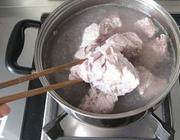 韩式酱骨头,然后烧一锅开水，把骨头放入沸水中焯一下，去去杂质后捞出，水倒掉。
