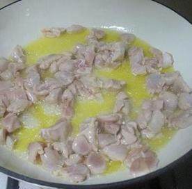 西班牙海鲜饭,锅中放入适量的橄榄油放入鸡肉煎至变色，盛出备用