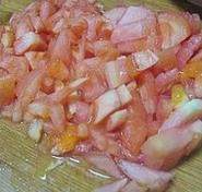 西班牙海鲜饭,西班牙腊肠切片，番茄在背上划十字刀，烫过热水后，剥去皮，切成小块。