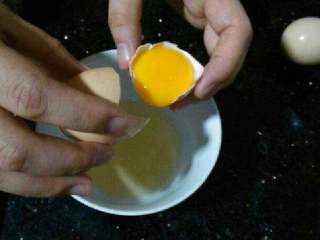 自制芒果慕斯蛋糕,将蛋清和蛋黄分别装入碗里。