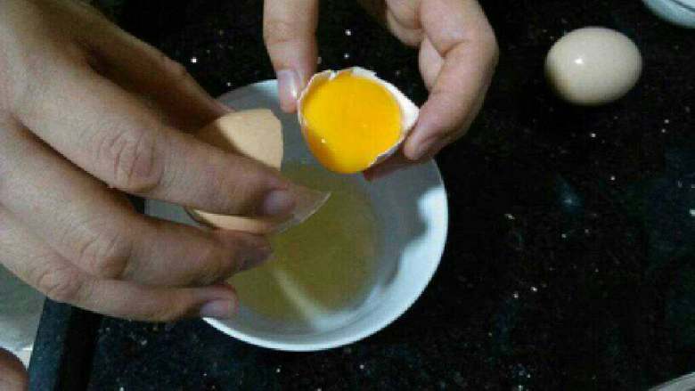 自制芒果慕斯蛋糕,将蛋清和蛋黄分别装入碗里。